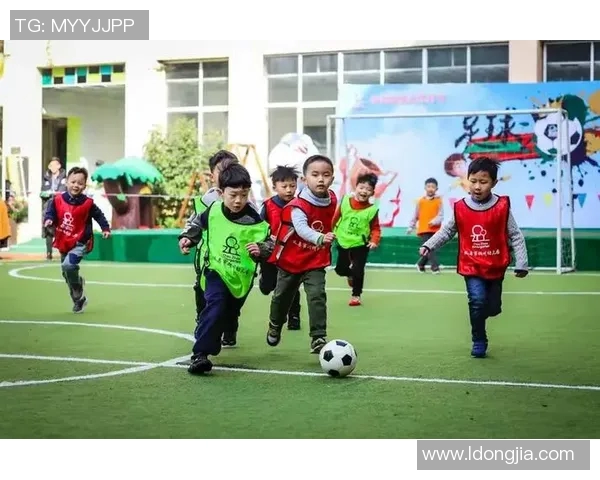 黑人足球明星童年照回顾展现梦想起航的瞬间与奋斗历程