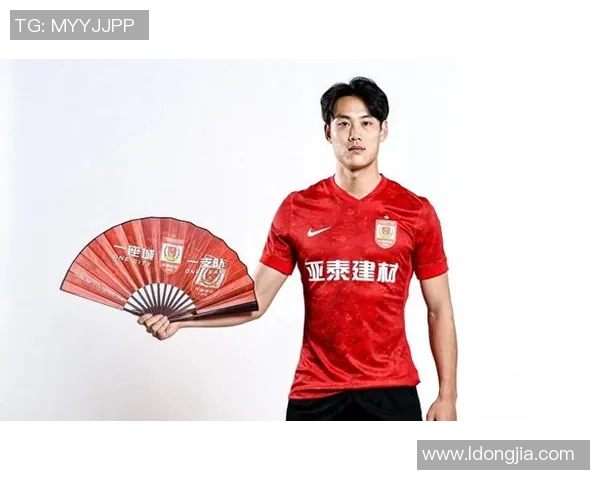 足球明星咬指甲高清图片展现紧张比赛中的心理状态与情绪反应